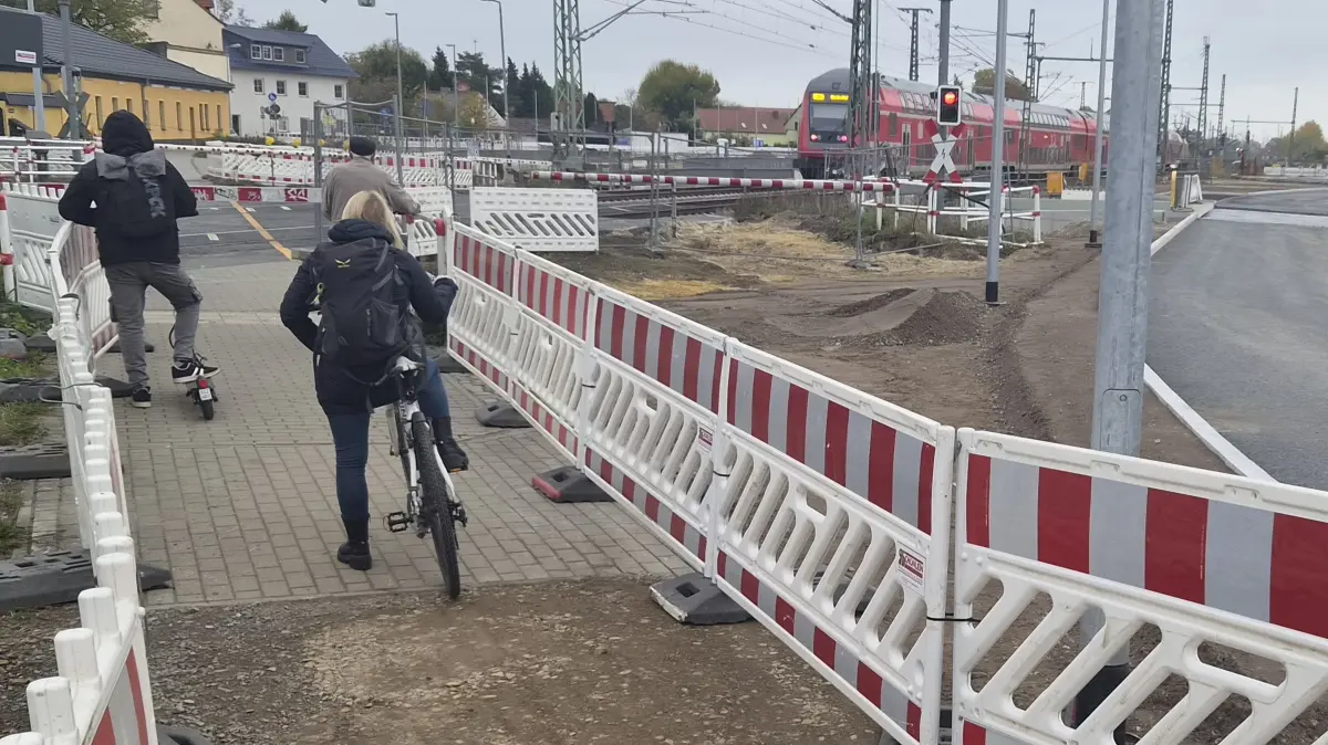 Der Bahnübergang Berliner Straße in Lübbenau ist wieder passierbar für Radfahrer und Fußgänger. Auch die Berliner Straße kann nun wieder überquert werden, um von der Neustadt in die Altstadt zu kommen.