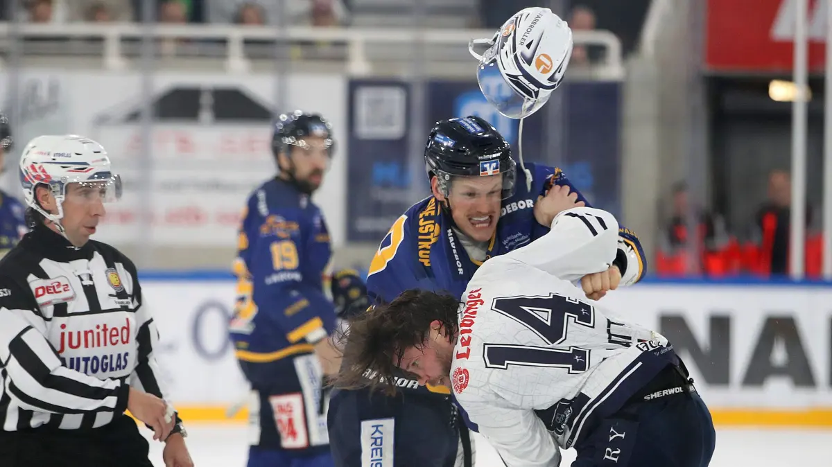 Lausitzer Fuechse vs. Ravensburg Towerstars: 30.10.2026, Weisswasser, Lausitzer Fuechse vs. Ravensburg Towerstars
Jacob Schmidt-Svejstrup (39, Lausitzer Fuechse) und Nick Latta (14, Ravensburg Towerstars)