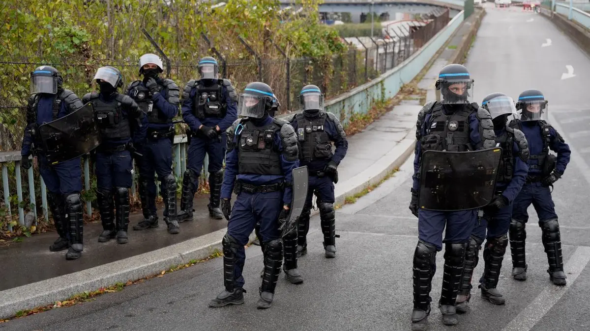 Einsatzkräfte der Bereitschaftspolizei blockieren eine Zufahrt zur Stadtautobahn Périphérique (Archivbild).