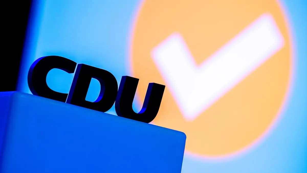 CDU: Das Logo der CDU steht beim Landesparteitag der CDU Niedersachsen auf einem Rednerpult auf der Bühne. (zu dpa: «Unmut und Austritte: CDU-Kreischefs schlagen Alarm»)