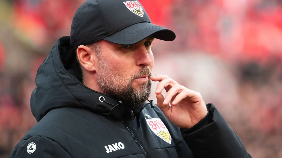 Bayer Leverkusen - VfB Stuttgart: 31.10.2026, Nordrhein-Westfalen, Leverkusen: Fußball, Männer: Bundesliga, Bayer Leverkusen - VfB Stuttgart, 8. Spieltag, BayArena. Trainer Sebastian Hoeneß (VfB Stuttgart) reagiert vor der Partie. Foto: Marius Becker/dpa +++ dpa-Bildfunk +++