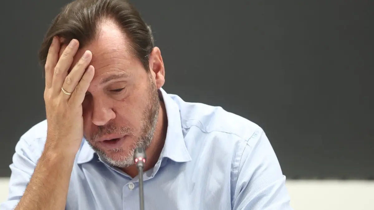 Der spanische Minister für Verkehr und nachhaltige Mobilität, Oscar Puente, während einer Pressekonferenz zum Zugunglück bei Toledo am Ministeriumssitz in Madrid.